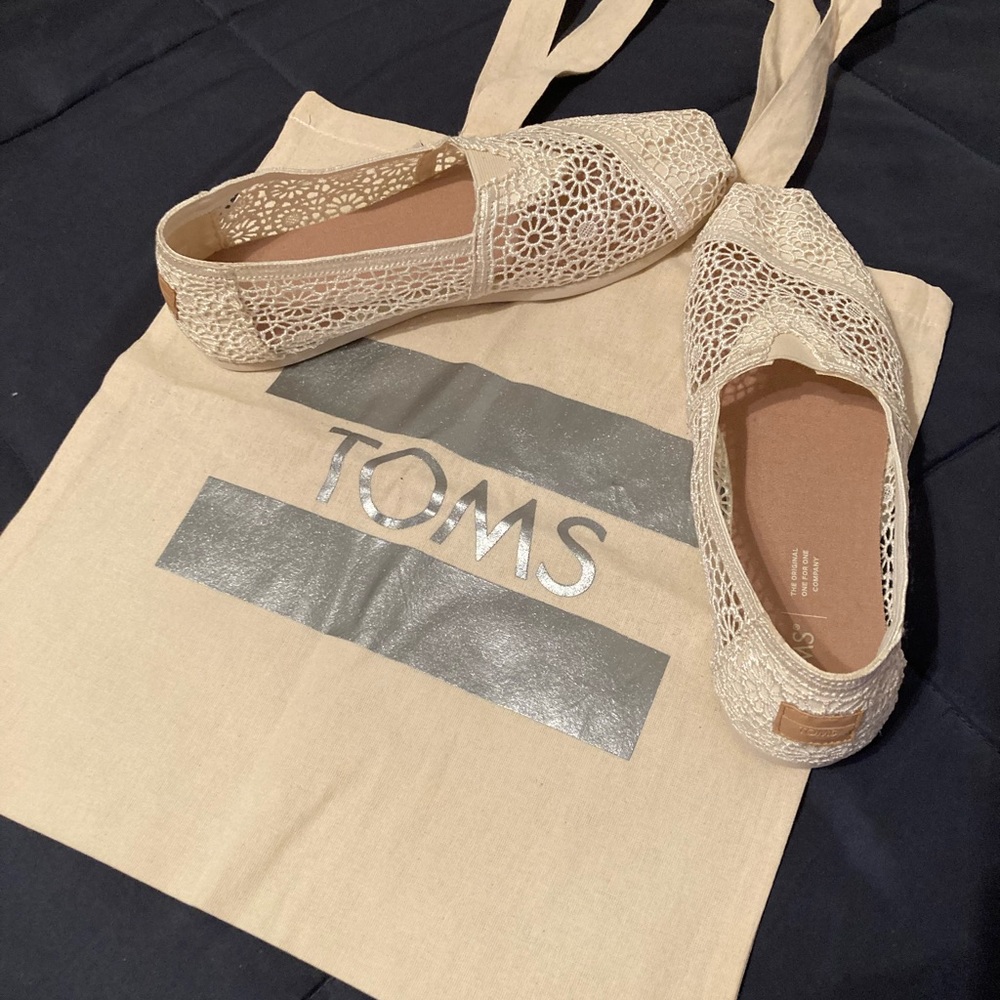 NWOT TOMS Women’s Floral Lace Slip On Flats. Size 10. No box. Free canvas bag.